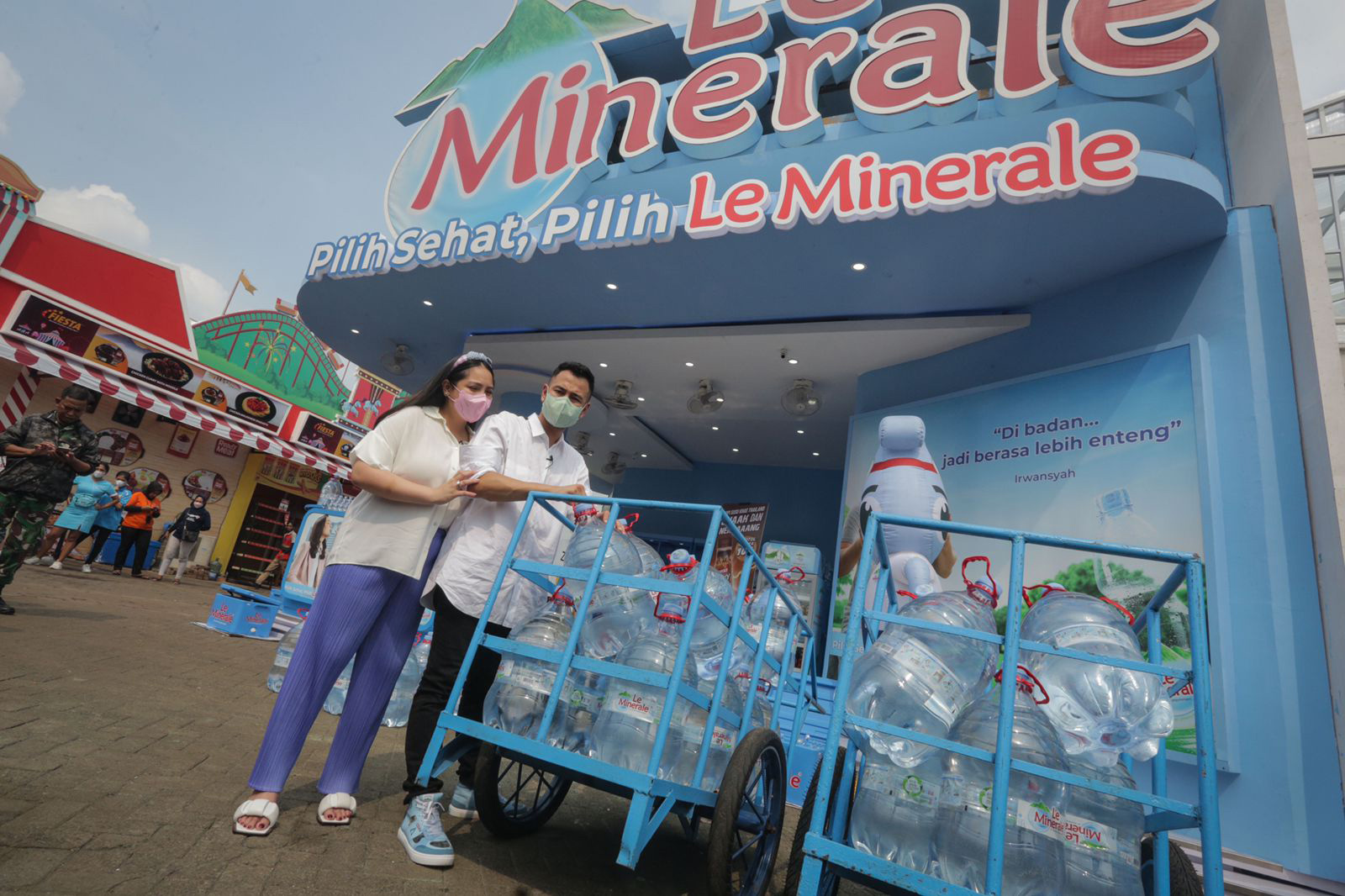 Raffi Ahmad dan Nagita Slavina Borong Galon Le Minerale di Pekan Raya Jakarta (PRJ)