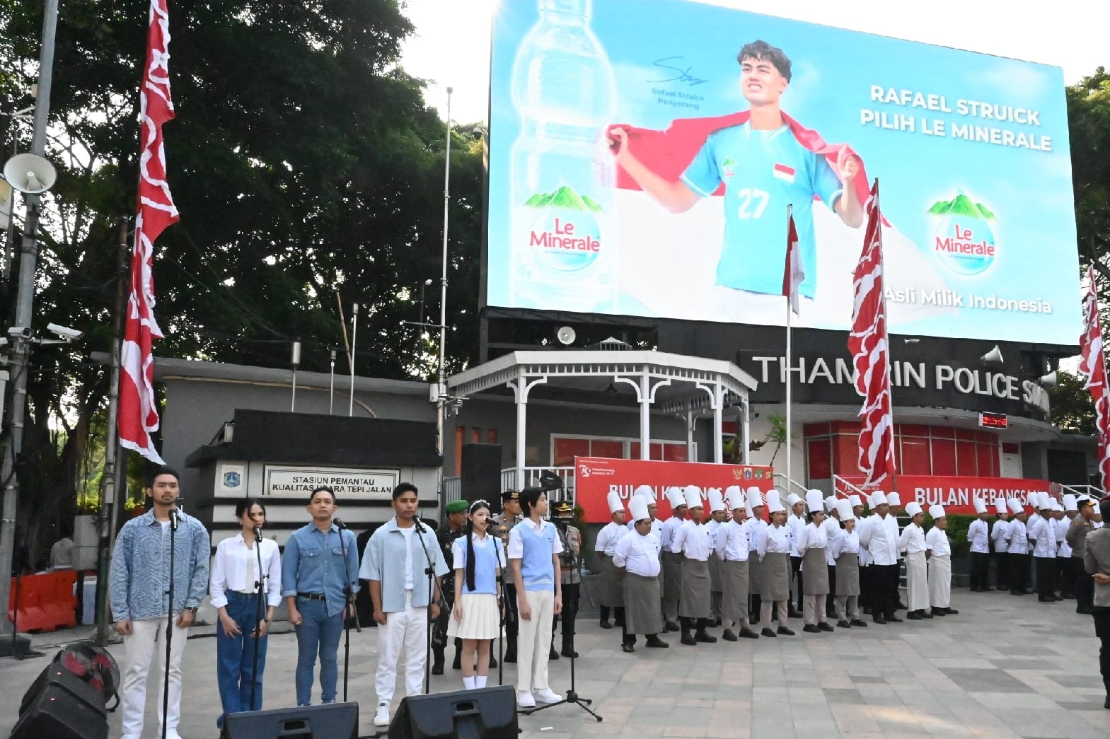 Pecah! Berbagai Lapisan Masyarakat Ikut Menyanyikan Lagu Nasional Hasil Kolaborasi Le Minerale di Perayaan HUT RI Ke-79