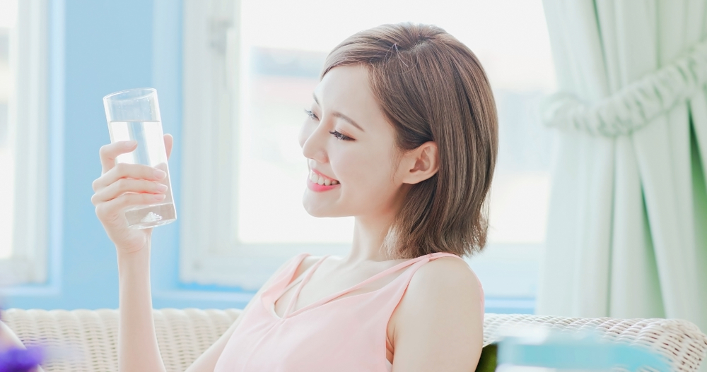 Mau Tampil Cantik Hanya dengan Air Mineral? Begini Caranya