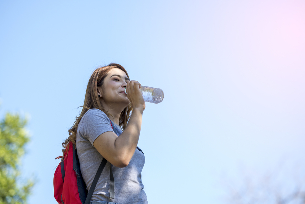6 Manfaat Minum Air Mineral Ketika Sedang Traveling