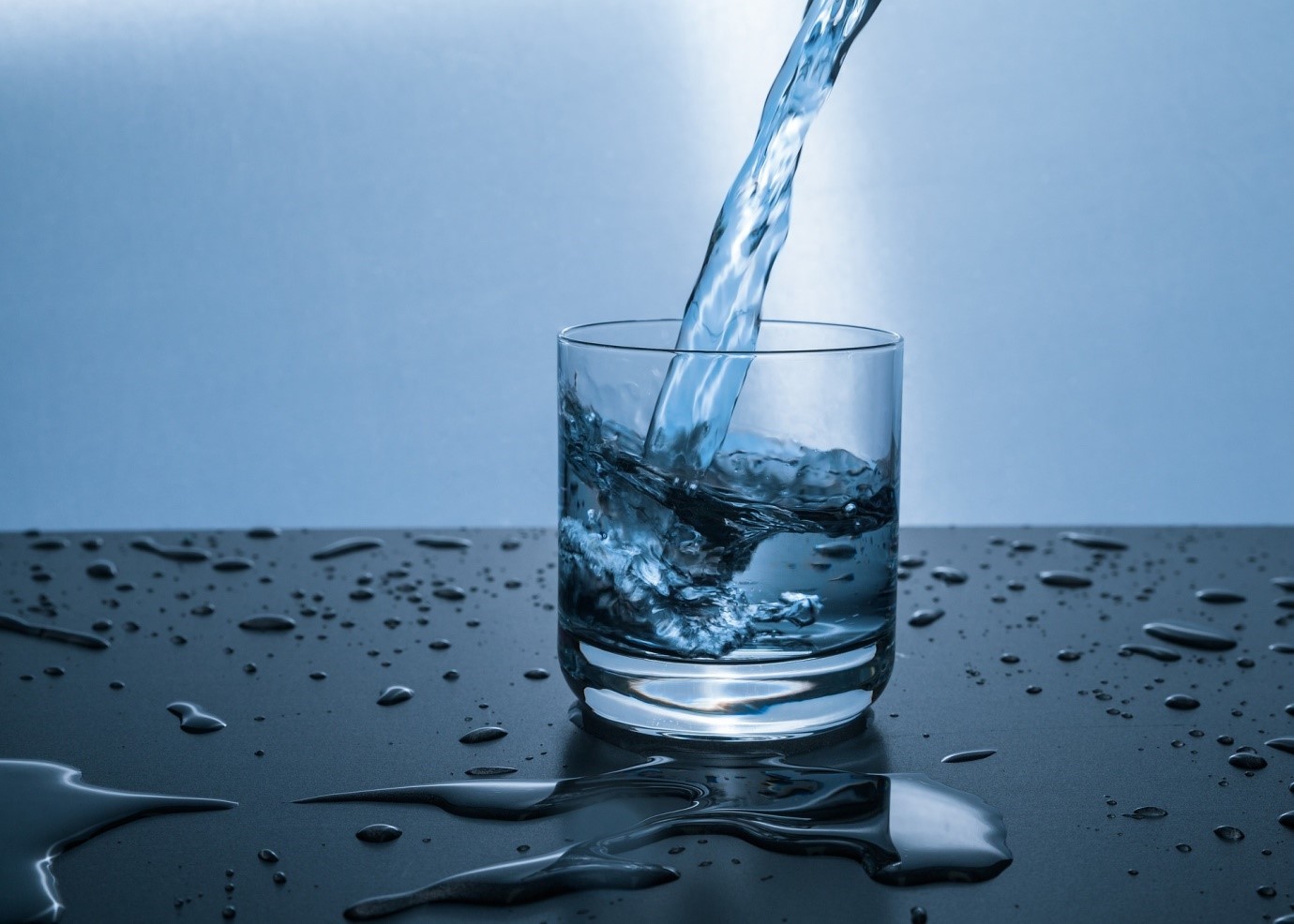 5 Manfaat Rutin Minum Air Mineral Le Minerale Sebelum Tidur
