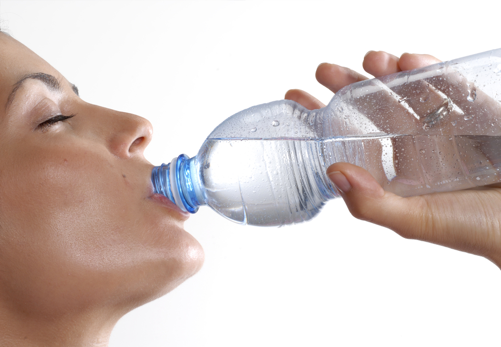 Apakah Efek Minum Air Mineral yang Dicampur Batu Es Bagi Kesehatan Tubuh Manusia?